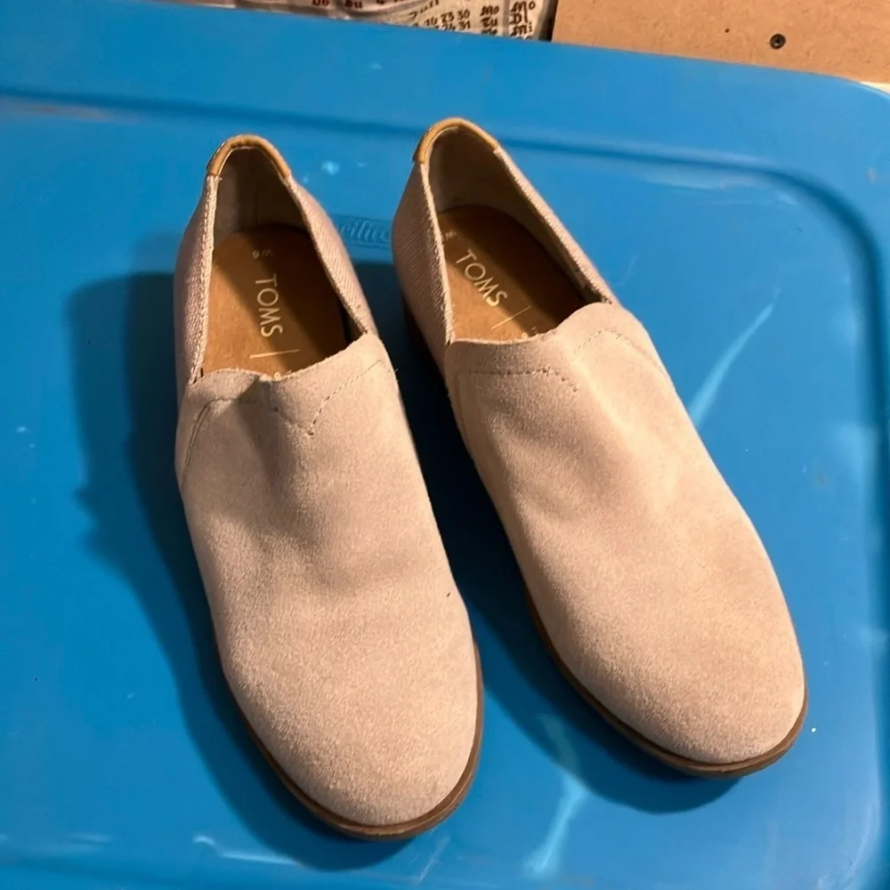 Tom’s women’s low heeled slip on vegan shoe size 6